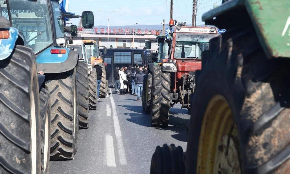 Αγρότες: Έκαναν «εισβολή» στο αεροδρόμιο Αλεξανδρούπολης